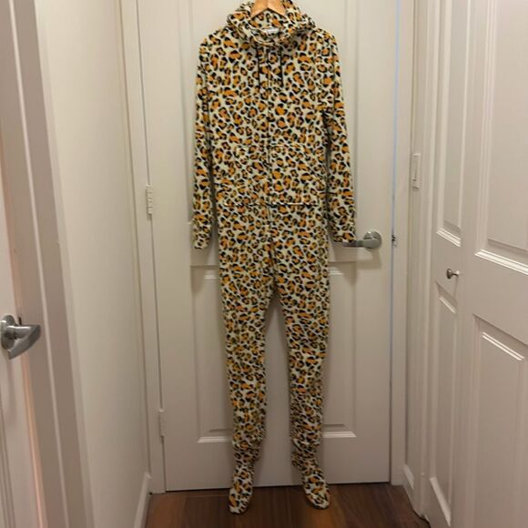 NWOT Hoodie Footie Woman’s One Piece Footed Plush PJ’s in Animal Print. Size M. - Picture 1 of 11